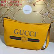 gucci古馳GUCCI2018流行圓底包獨特的設(shè)計風格 并將街頭元素與之結(jié)合以帶有紋路的柔軟皮革制作 包身飾有G標識 這是一種從80年代復(fù)古印花取材的復(fù)古圖案可調(diào)節(jié)皮革背帶 型號：523588尺寸：