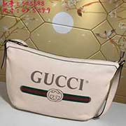 gucci古馳GUCCI2018流行圓底包獨(dú)特的設(shè)計(jì)風(fēng)格 并將街頭元素與之結(jié)合以帶有紋路的柔軟皮革制作 包身飾有G標(biāo)識 這是一種從80年代復(fù)古印花取材的復(fù)古圖案可調(diào)節(jié)皮革背帶 型號：523588尺寸：