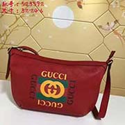 小號 gucci古馳GUCCI2018流行圓底包獨特的設計風格 并將街頭元素與之結合以帶有紋路的柔軟皮革制作 包身飾有G標識 這是一種從80年代復古印花取材的復古圖案可調節(jié)皮革背帶 型號：523592