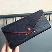 MIUMIU 新品 5MH013專柜新LOVE愛(ài)心系列錢(qián)包 三折信封長(zhǎng)款錢(qián)夾多層卡位 百元大鈔無(wú)須折疊可直放 背面拉鏈設(shè)計(jì) 設(shè)計(jì)實(shí)用又時(shí)尚里外進(jìn)口牛皮山羊紋 內(nèi)壓198A size 18 2 8.5