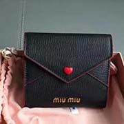 MIUMIU 新品 5MH014專柜新LOVE愛心系列錢包 三折信封短款錢夾多層卡位 百元大鈔無須折疊可直放 背面拉鏈設(shè)計 設(shè)計實用又時尚里外進(jìn)口牛皮山羊紋 內(nèi)壓198A size 11 2 9.5