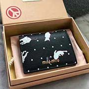 MIUMIU 口袋小錢包 pocket wallet 專柜新款小錢夾今年fashion的印花設計 5MV204 里外都是進口高等牛皮山羊紋 內壓197A 百元鈔銀行卡硬幣零錢通通可以收入其中 siz