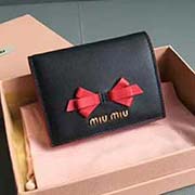 MIUMIU 口袋小錢包 pocket wallet 專柜新款小錢夾超美蝴蝶結(jié) 里外完美拼色搭配 5MV204 里外都是進(jìn)口高等哈雷小牛皮 內(nèi)壓197A 百元鈔銀行卡硬幣零錢通通可以收入其中 8 11