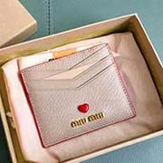 MIUMIU 新品 5MC002 專柜新LOVE愛心系列卡包 小巧精致 雙面卡位 設(shè)計實用又時尚采用高等進口牛皮山羊紋 羊皮內(nèi)里 內(nèi)壓198A