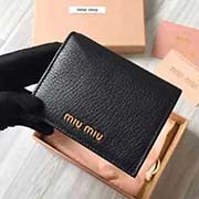 MIUMIU 口袋小錢包 pocket wallet 專柜新款小錢夾 5MV204 里外都是進(jìn)口高等牛皮山羊紋 內(nèi)壓197A 百元鈔銀行卡硬幣零錢通通可以收入其中 8 11