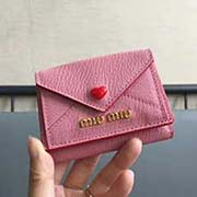 MIUMIU 5MH020專(zhuān)柜新LOVE愛(ài)心系列錢(qián)包 三折信封短款錢(qián)夾隔層內(nèi)添加三個(gè)卡位 百元大鈔無(wú)須折疊可直放 正面隔層可放多張卡或零錢(qián) 設(shè)計(jì)實(shí)用又時(shí)尚小小個(gè)超能裝 里外進(jìn)口牛皮山羊紋 9.5X7