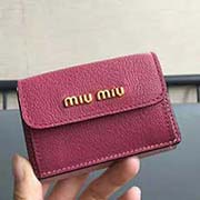 MIUMIU 5MH020專柜新系列錢包 三折短款錢夾拼色設(shè)計(jì) 隔層內(nèi)添加三個(gè)卡位 百元大鈔無須折疊可直放 正面隔層可放多張卡或零錢 設(shè)計(jì)實(shí)用又時(shí)尚小小個(gè)超能裝 里外進(jìn)口牛皮山羊紋 9.5X7Cm