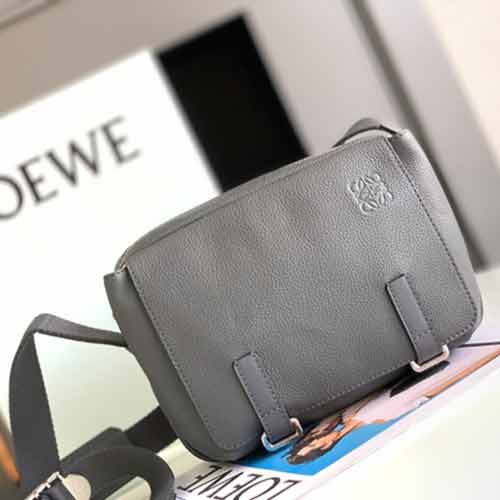 LOEWE羅意威男包粒面小牛皮單肩斜挎郵差包