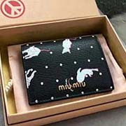 MIUMIU 口袋小錢(qián)包 pocket wallet 專(zhuān)柜新款小錢(qián)夾今年fashion的印花設(shè)計(jì) 5MV204 里外都是進(jìn)口高等牛皮山羊紋 內(nèi)壓197A 百元鈔銀行卡硬幣零錢(qián)通通可以收入其中 siz