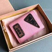 MIUMIU pocket wallet 專(zhuān)柜新款錢(qián)夾 5MV204 里外都是進(jìn)口高等馬德拉斯山羊皮 雙面手工刺繡 內(nèi)里miu標(biāo)識(shí)燙字 百元鈔銀行卡硬幣零錢(qián)通通可以收入其中 8 11cm